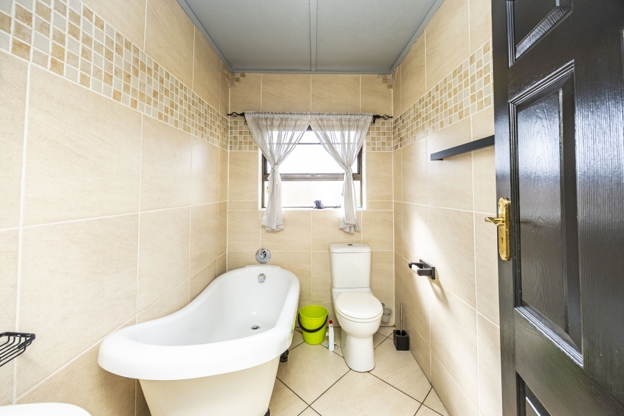 4 Bedroom Property for Sale in Sunnyridge Eastern Cape